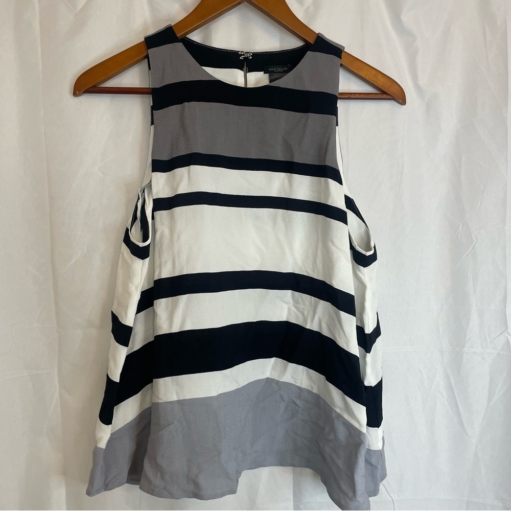 ANN TAYLOR Women’s White Black Gray Stripe Sleeveless Flowy Blouse Shirt Medium